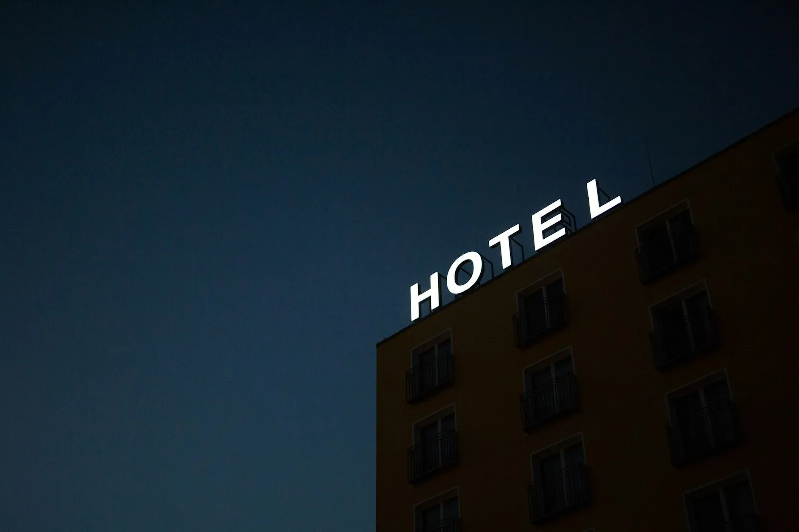 Giao diện website booking online hiển thị phòng trống