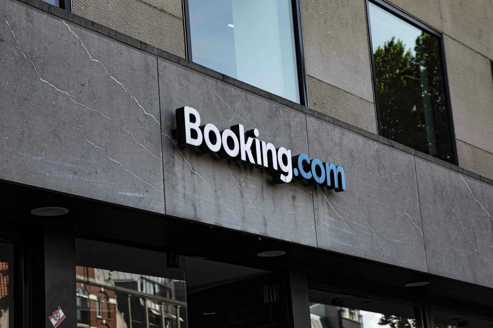 Khách đặt phòng online qua website booking trên điện thoại